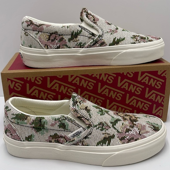 Vans Men’s Classic Slip-On Tapestry Floral Marshmall
VN000BVZCCZ
Sneakers - Picture 2 of 16